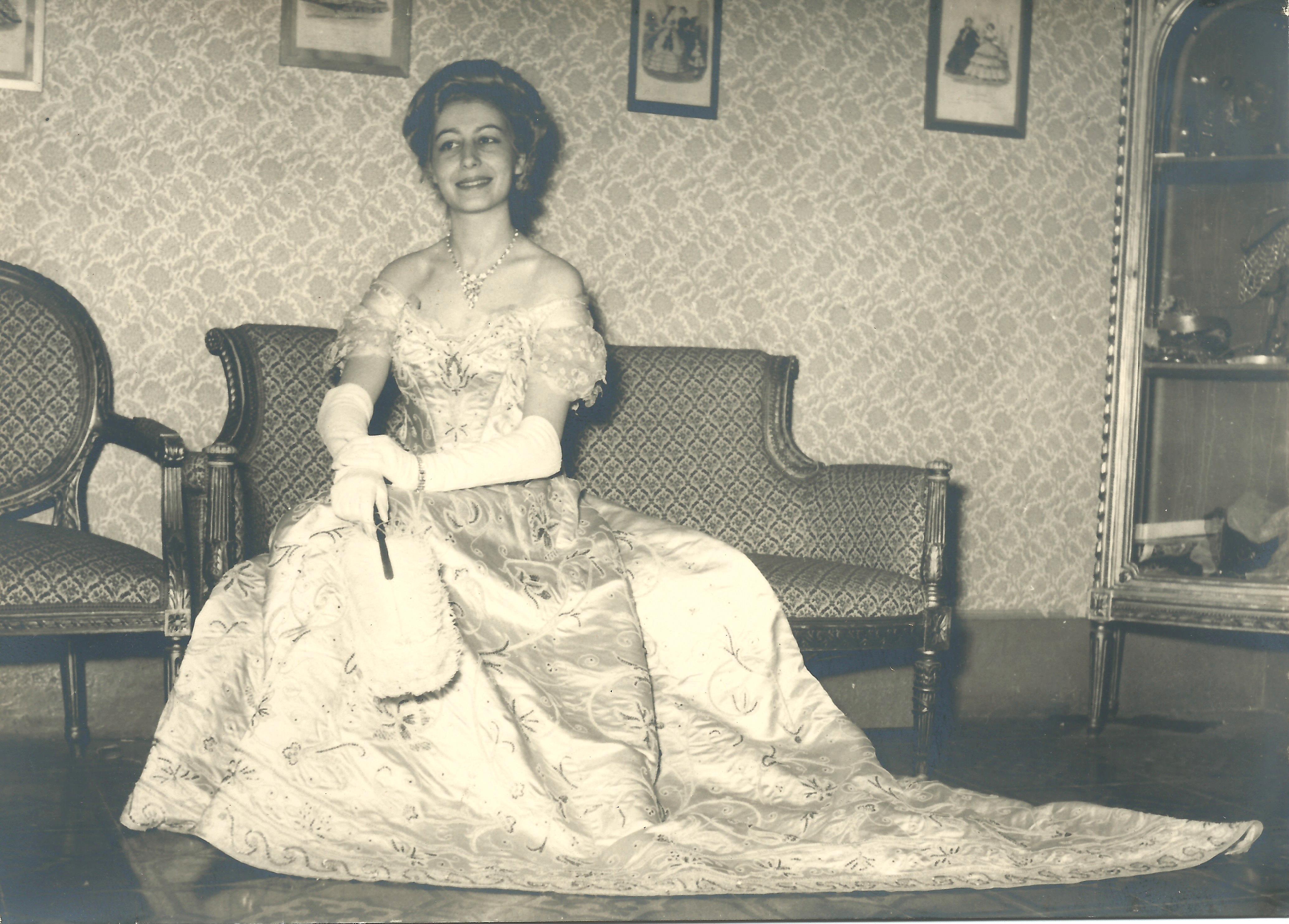 Renée Reggiani in abito elegante